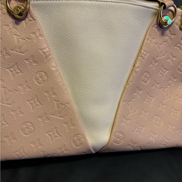 Elegant Pink&Cream Designer Handbag
Very limited use and very clean
Tourterelle - Picture 9 of 13